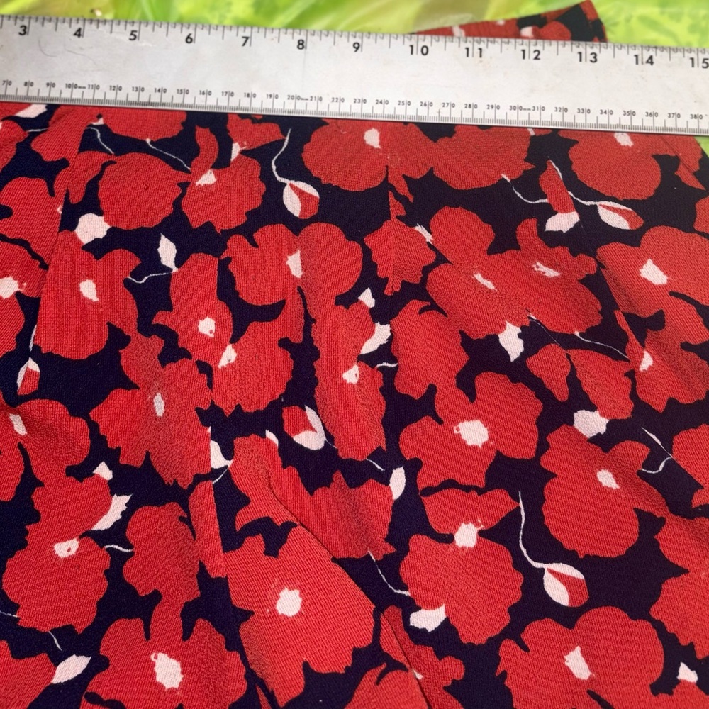 high-waisted floral print shorts large-scale red poppy flared silhouette small - Picture 4 of 9